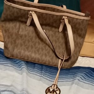 Michael Kors pocket book